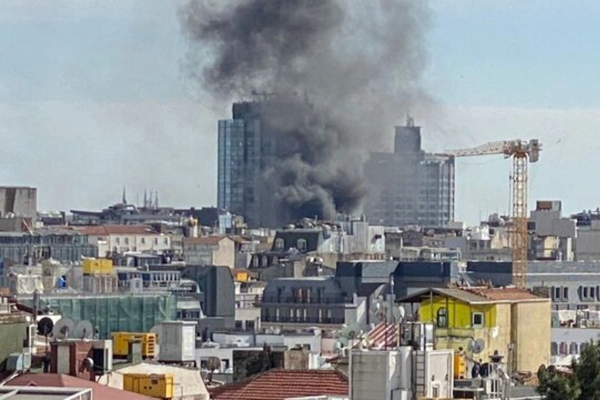 На популярном среди туристов проспекте Стамбула вспыхнул пожар - ВИДЕО